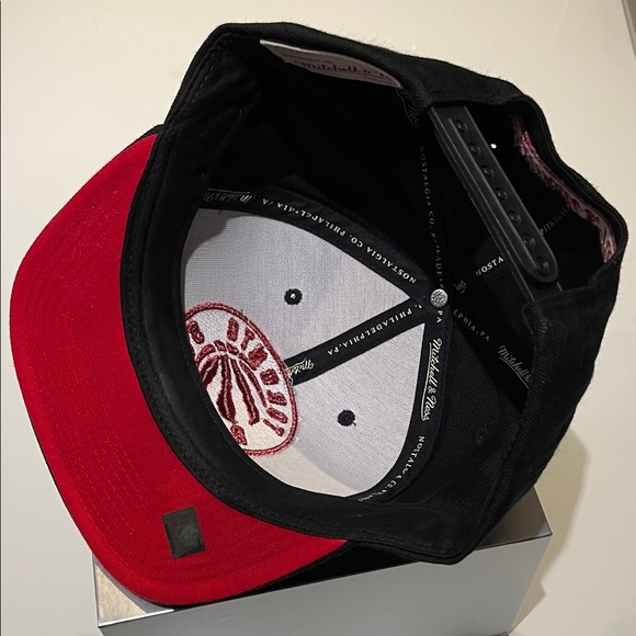 *NEW* Mitchell & Ness Black and Red Toronto Raptors Snapback Hat - Picture 5 of 8